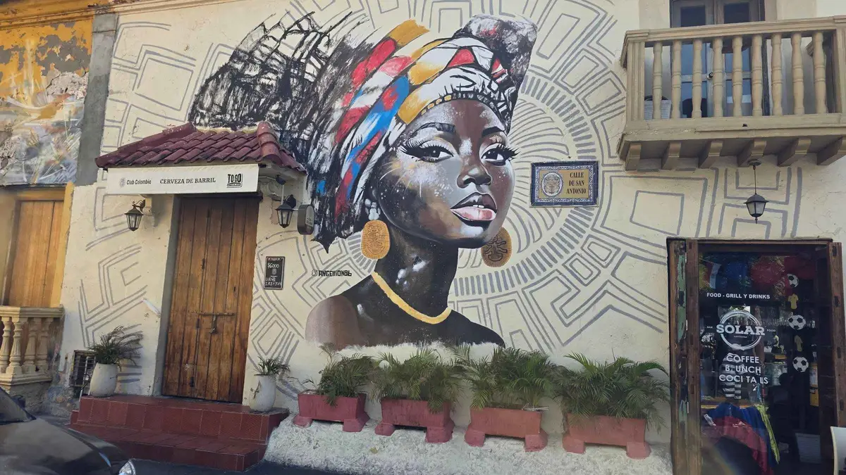 A multilingual guide pointing out colonial landmarks on a six-language walking tour of Cartagena's Historic Center, Colombia